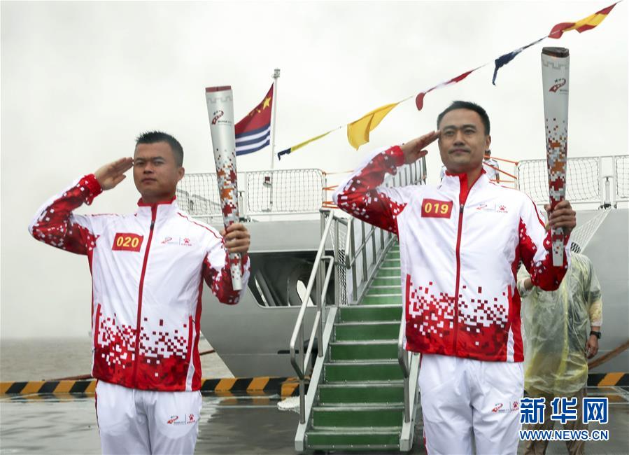 （體育）（4）第七屆世界軍人運(yùn)動(dòng)會(huì)火炬?zhèn)鬟f活動(dòng)在海軍&ldquo;和平方舟&rdquo;站舉行