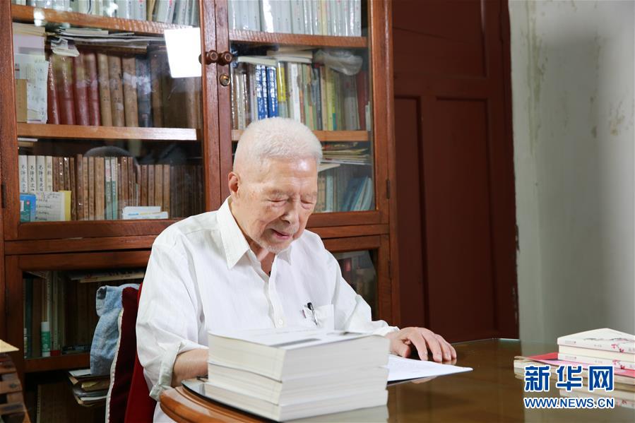 (愛國情 奮斗者·圖文互動)(1)一生“讀”一書 照亮前行路——記2018年“世界馬克思經(jīng)濟學獎”獲得者陳征