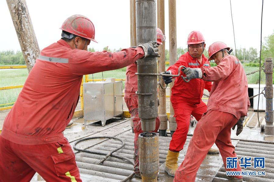 （圖文互動(dòng)）（3）當(dāng)好標(biāo)桿旗幟 建設(shè)百年油田&mdash;&mdash;寫(xiě)在大慶油田發(fā)現(xiàn)60周年之際