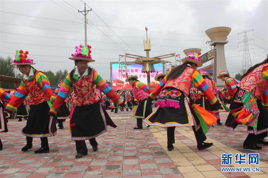 (集中連片特困地區(qū)貧困村調研行·圖文互動)(2)搬下山天地寬 真脫貧笑開顏——青海互助土族自治縣班彥村脫貧調查