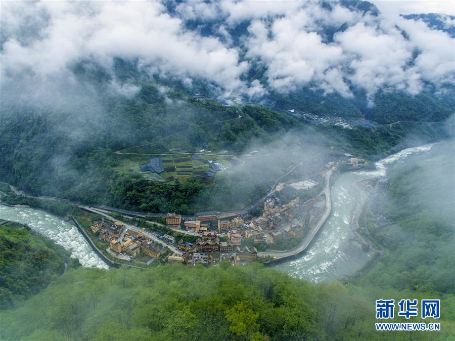 （新華全媒頭條&middot;圖文互動(dòng)）（10）讓各民族手足相親守望相助&mdash;&mdash;以習(xí)近平同志為核心的黨中央關(guān)心少數(shù)民族和民族工作紀(jì)實(shí)