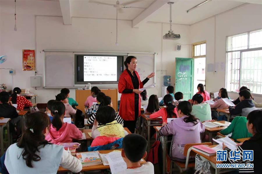 (圖文互動)(1)“擔(dān)起山里娃沉甸甸的夢想”——記廣西大石山區(qū)小學(xué)教師蒙曉梅