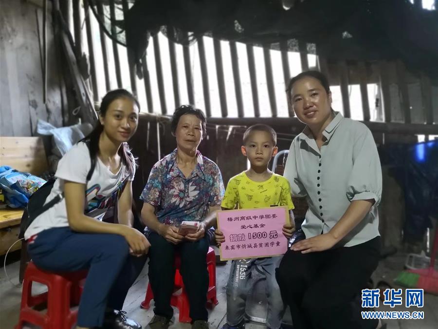 (圖文互動)(3)“擔(dān)起山里娃沉甸甸的夢想”——記廣西大石山區(qū)小學(xué)教師蒙曉梅