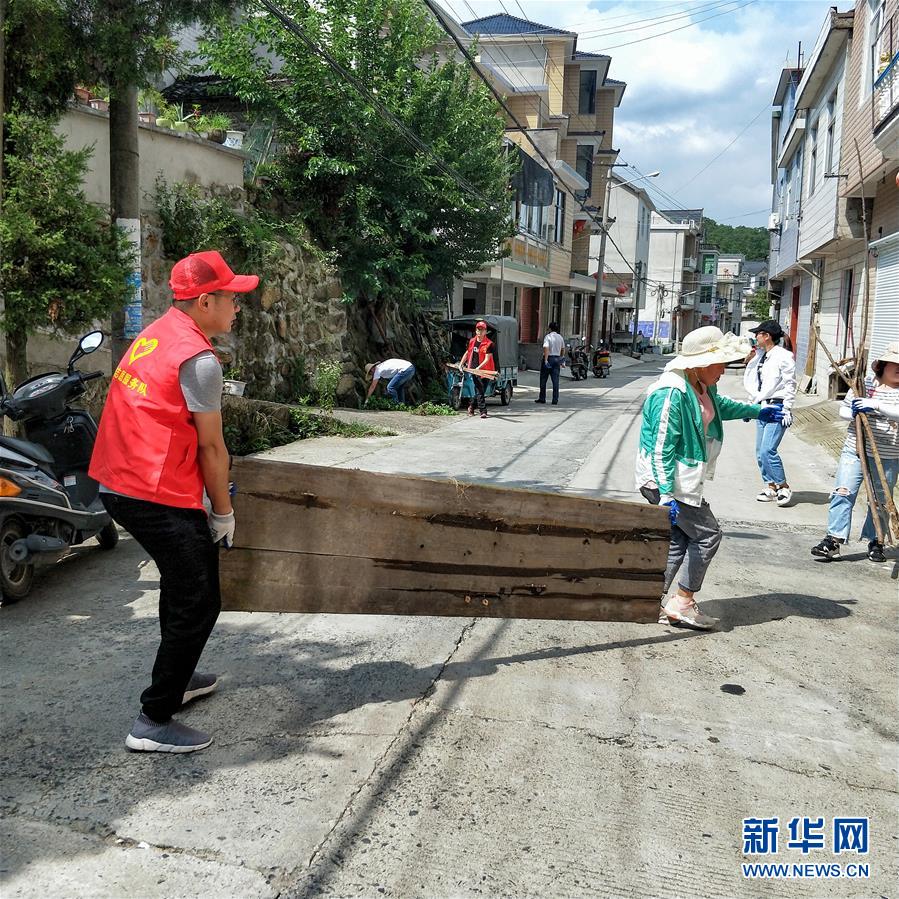 (新華全媒頭條·時(shí)代先鋒·圖文互動(dòng))(4)換得秋實(shí)一夏花——追記基層青年紀(jì)檢監(jiān)察干部李夏