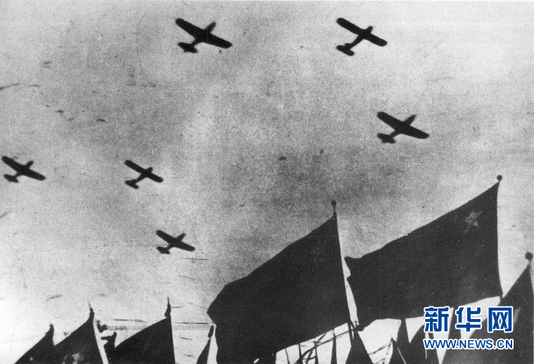 （新華全媒頭條&middot;人民空軍70年&middot;圖文互動）（1）陽光照耀奮飛的航程&mdash;&mdash;黨中央、中央軍委和習(xí)主席關(guān)心人民空軍建設(shè)發(fā)展紀實