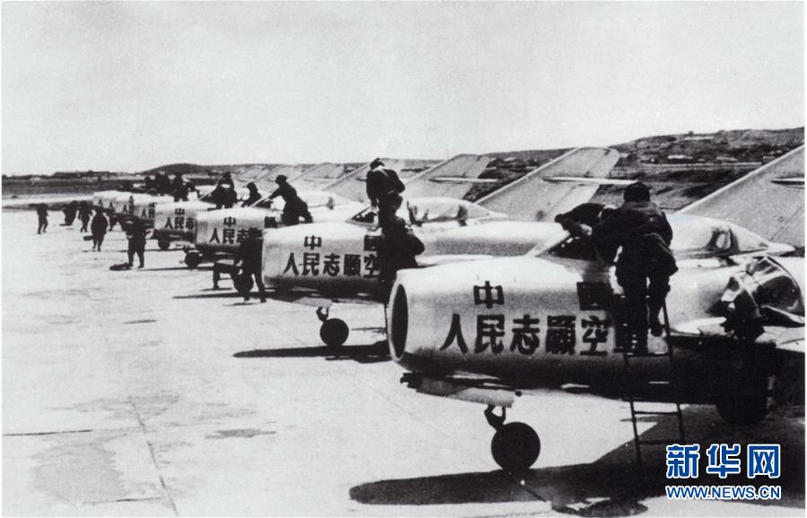（新華全媒頭條&middot;人民空軍70年&middot;圖文互動）（3）陽光照耀奮飛的航程&mdash;&mdash;黨中央、中央軍委和習(xí)主席關(guān)心人民空軍建設(shè)發(fā)展紀實