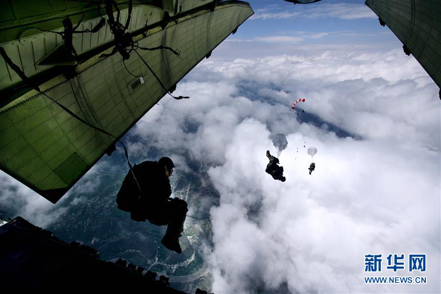 （新華全媒頭條&middot;人民空軍70年&middot;圖文互動）（12）陽光照耀奮飛的航程&mdash;&mdash;黨中央、中央軍委和習(xí)主席關(guān)心人民空軍建設(shè)發(fā)展紀實