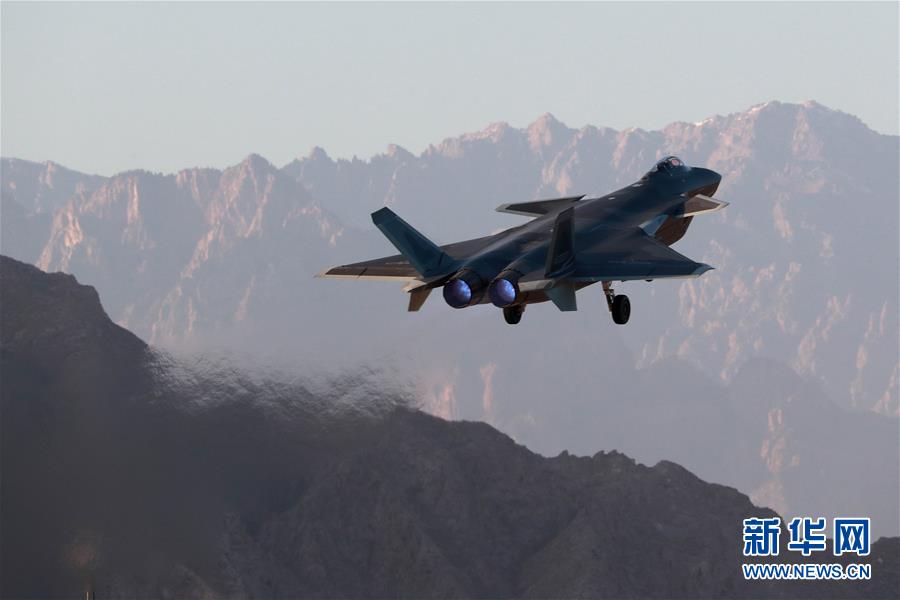 （新華全媒頭條&middot;人民空軍70年&middot;圖文互動）（14）陽光照耀奮飛的航程&mdash;&mdash;黨中央、中央軍委和習(xí)主席關(guān)心人民空軍建設(shè)發(fā)展紀實