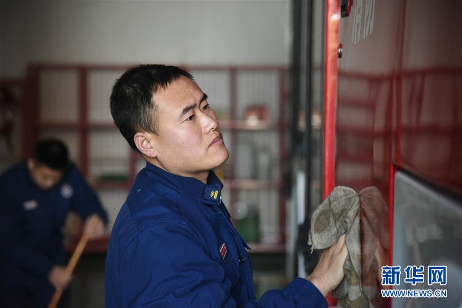 (走基層 聽民聲·圖文互動)(3)皚皚白雪中的一抹“火焰藍(lán)”——走近中國最北消防員