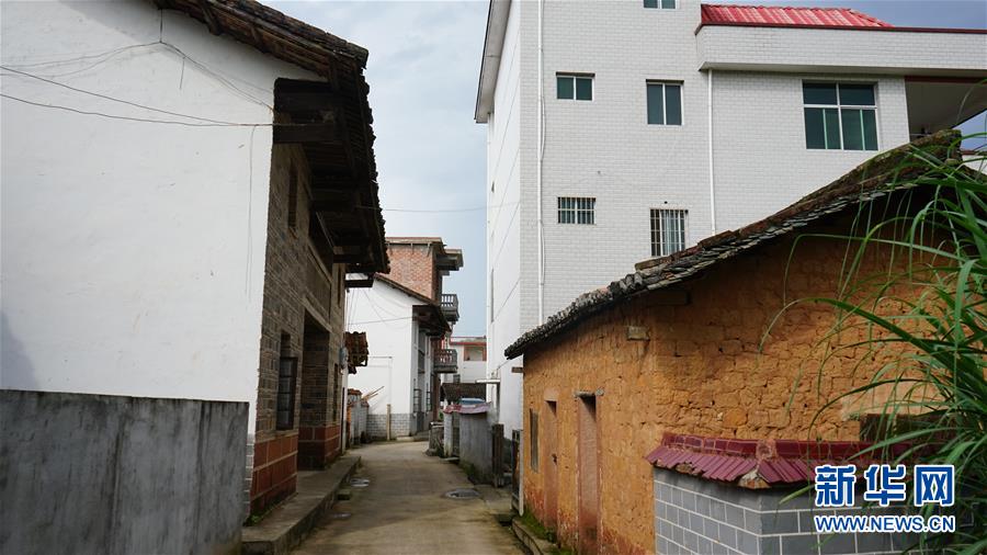 （新華全媒頭條&middot;圖文互動）（1）守望80年的土房 永恒不變的初心&mdash;&mdash;贛南蘇區(qū)曹承鳳家&ldquo;三棟房&rdquo;記事