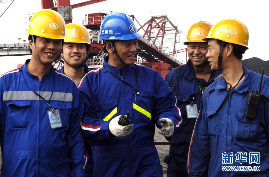 (愛國情 奮斗者·圖文互動)(3)錨定無悔奮進的航向——記港口創(chuàng)新路上的“藍領(lǐng)專家”孔祥瑞
