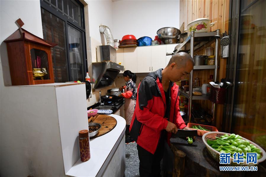 （圖文互動(dòng)）（8）鄉(xiāng)村攝影師、鄉(xiāng)村&ldquo;模特&rdquo;、民宿店主&mdash;&mdash;鄉(xiāng)村旅游推動(dòng)婺源農(nóng)民生活方式發(fā)生新變化