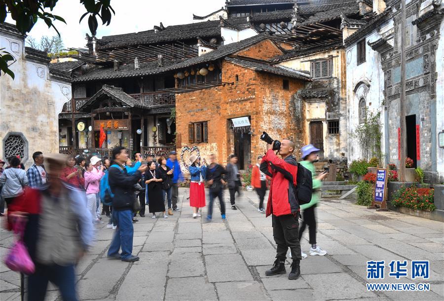 （圖文互動(dòng)）（11）鄉(xiāng)村攝影師、鄉(xiāng)村&ldquo;模特&rdquo;、民宿店主&mdash;&mdash;鄉(xiāng)村旅游推動(dòng)婺源農(nóng)民生活方式發(fā)生新變化