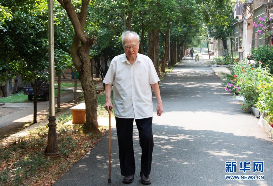 （新華全媒頭條&middot;圖文互動(dòng)）（9）滄海橫流 信仰彌堅(jiān)&mdash;&mdash;記共產(chǎn)黨員、湘潭大學(xué)九旬教授滄南