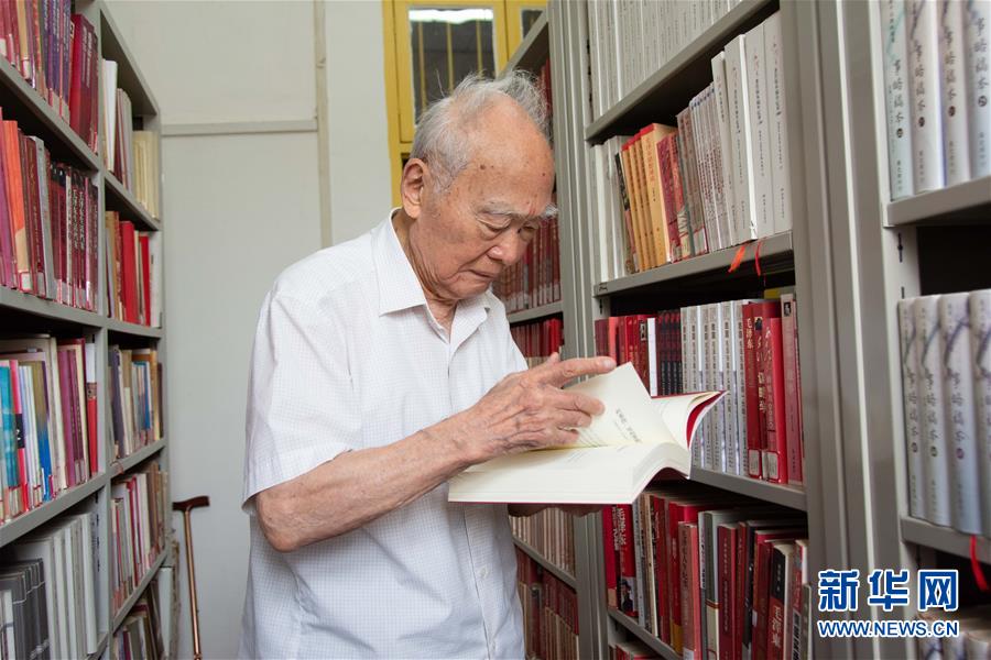 （新華全媒頭條&middot;圖文互動(dòng)）（6）滄海橫流 信仰彌堅(jiān)&mdash;&mdash;記共產(chǎn)黨員、湘潭大學(xué)九旬教授滄南