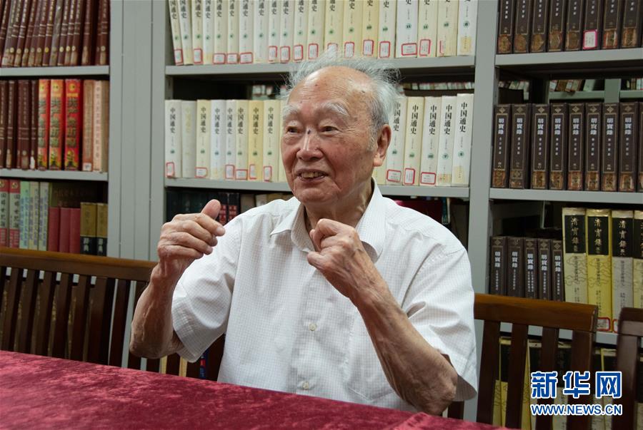 （新華全媒頭條&middot;圖文互動(dòng)）（5）滄海橫流 信仰彌堅(jiān)&mdash;&mdash;記共產(chǎn)黨員、湘潭大學(xué)九旬教授滄南