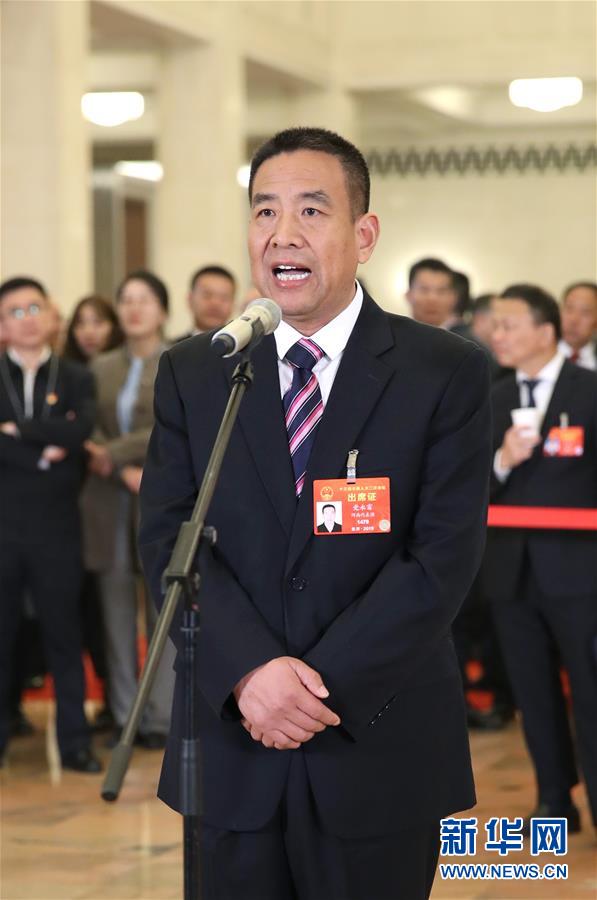 （兩會(huì)&middot;面對(duì)面）（4）全國(guó)人大代表接受采訪