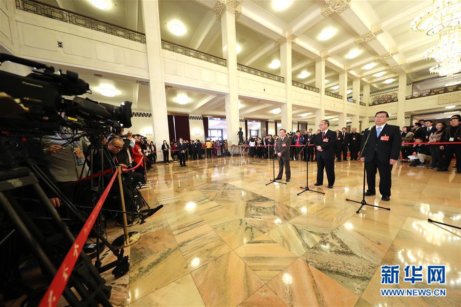 （兩會(huì)&middot;面對(duì)面）（11）全國人大代表接受采訪