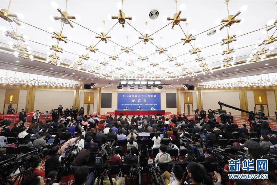 （兩會&middot;XHDW）（1）國務(wù)院扶貧辦主任劉永富就&ldquo;攻堅克難&mdash;&mdash;堅決打贏脫貧攻堅戰(zhàn)&rdquo;答記者問