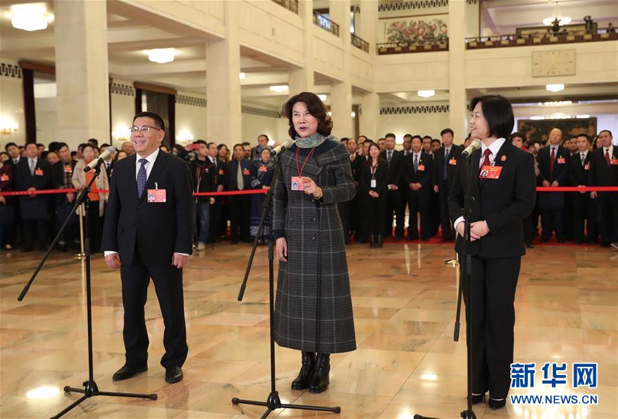 （兩會(huì)&middot;面對(duì)面）（12）全國(guó)人大代表接受采訪