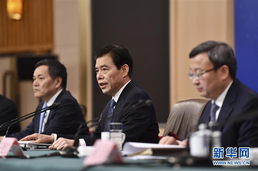 (兩會(huì)·XHDW)(3)商務(wù)部部長鐘山等就“促進(jìn)形成強(qiáng)大國內(nèi)市場 推動(dòng)全方位對(duì)外開放”答記者問