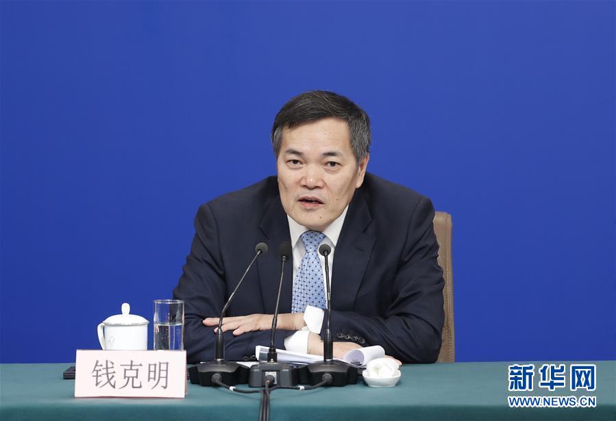 (兩會(huì)·XHDW)(6)商務(wù)部部長(zhǎng)鐘山等就“促進(jìn)形成強(qiáng)大國(guó)內(nèi)市場(chǎng) 推動(dòng)全方位對(duì)外開放”答記者問