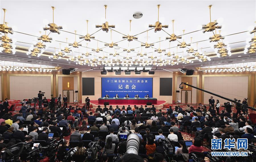 (兩會(huì)·XHDW)(8)商務(wù)部部長(zhǎng)鐘山等就“促進(jìn)形成強(qiáng)大國(guó)內(nèi)市場(chǎng) 推動(dòng)全方位對(duì)外開(kāi)放”答記者問(wèn)