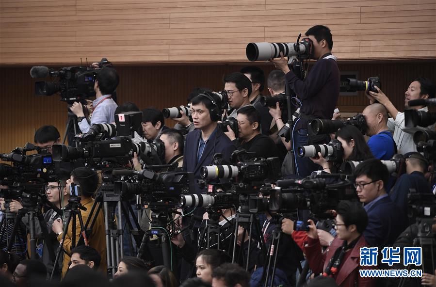 (兩會(huì)·XHDW)(9)商務(wù)部部長鐘山等就“促進(jìn)形成強(qiáng)大國內(nèi)市場 推動(dòng)全方位對外開放”答記者問