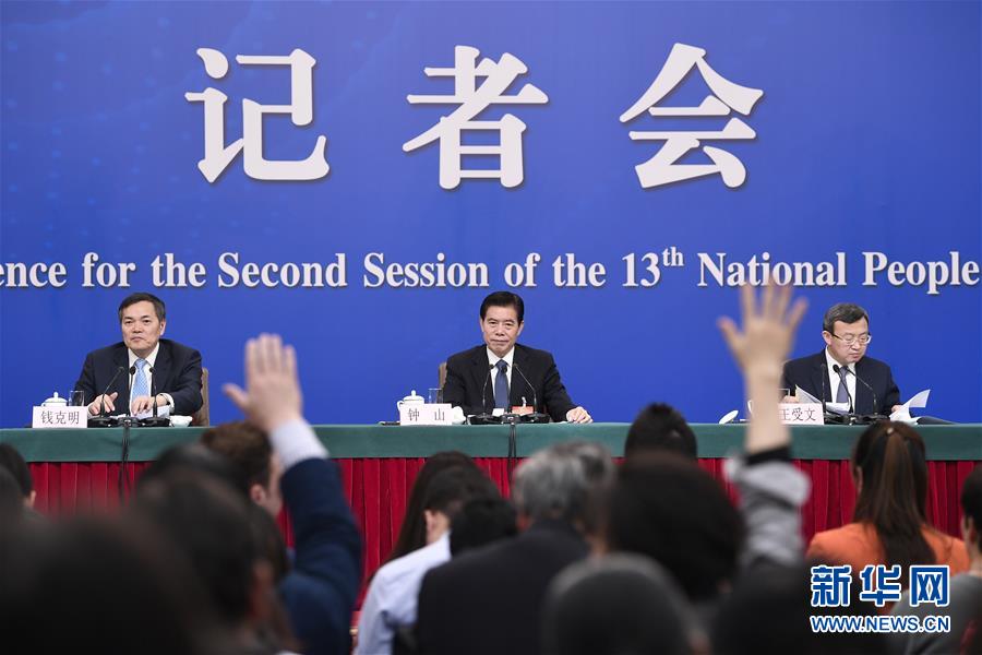 (兩會(huì)·XHDW)(11)商務(wù)部部長(zhǎng)鐘山等就“促進(jìn)形成強(qiáng)大國(guó)內(nèi)市場(chǎng) 推動(dòng)全方位對(duì)外開(kāi)放”答記者問(wèn)