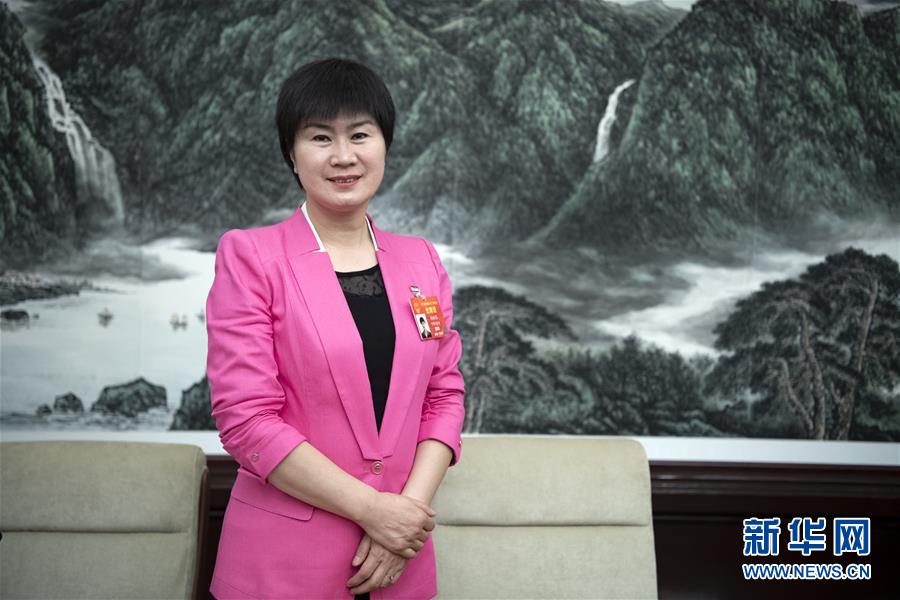 （兩會(huì)&middot;圖片故事）（10）全國(guó)人大代表馬恒燕：讓城鄉(xiāng)學(xué)生共享&ldquo;互聯(lián)網(wǎng)+教育&rdquo;優(yōu)質(zhì)資源