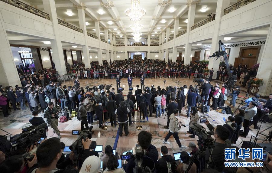 （兩會&middot;面對面&middot;XHDW）（12）全國政協(xié)委員接受采訪