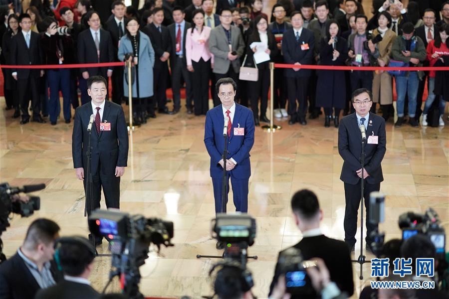 （兩會(huì)&middot;面對(duì)面&middot;XHDW）（17）全國(guó)政協(xié)委員接受采訪