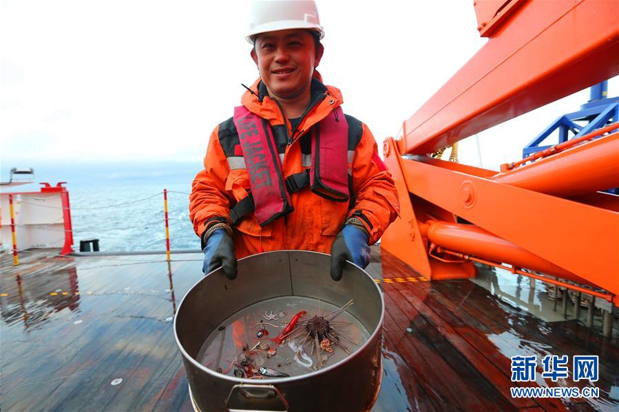 (“雪龍”探南極·圖文互動(dòng))(5)中國南極考察隊(duì)順利完成宇航員海綜合科考