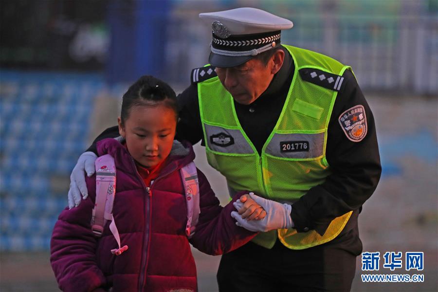 (新春走基層·圖文互動)(1)老楊貓腰護(hù)學(xué):20米走了33年