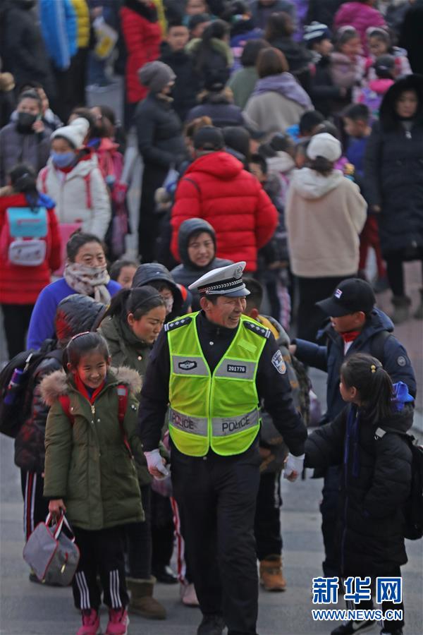 (新春走基層·圖文互動)(3)老楊貓腰護(hù)學(xué):20米走了33年