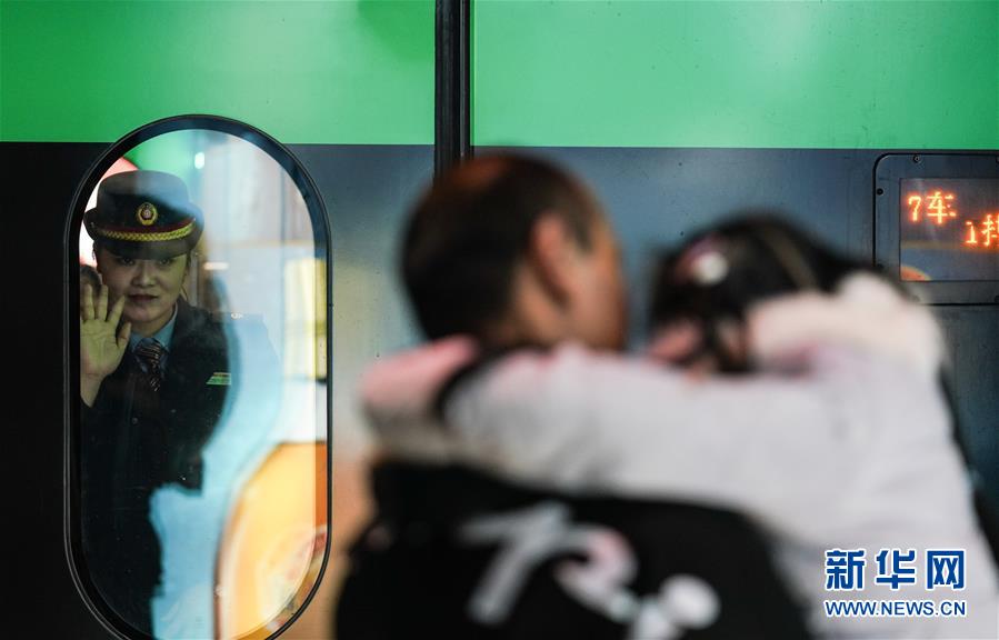 （新春走基層&middot;圖文互動）（1）站臺上的&ldquo;兩塊表&rdquo;