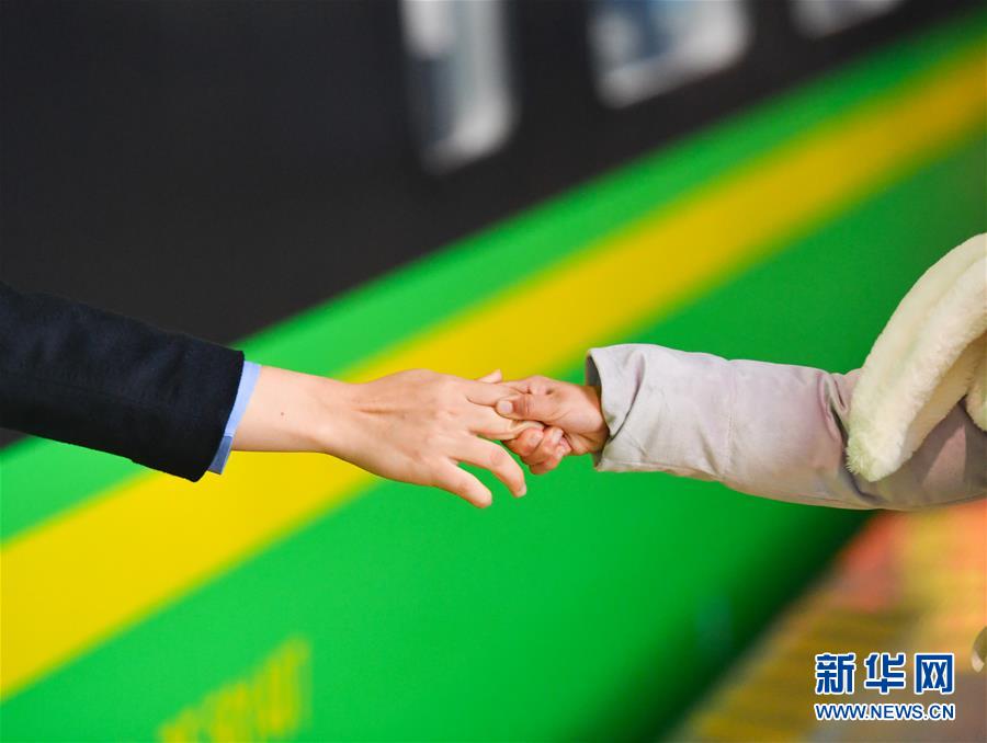 （新春走基層&middot;圖文互動）（5）站臺上的&ldquo;兩塊表&rdquo;