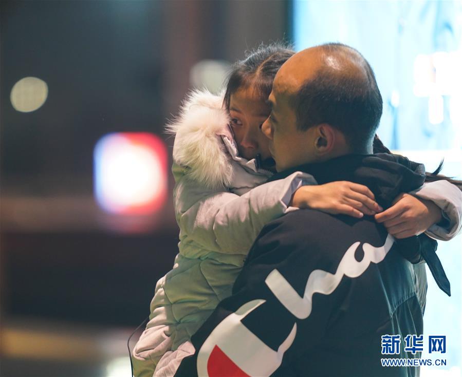 （新春走基層&middot;圖文互動）（7）站臺上的&ldquo;兩塊表&rdquo;