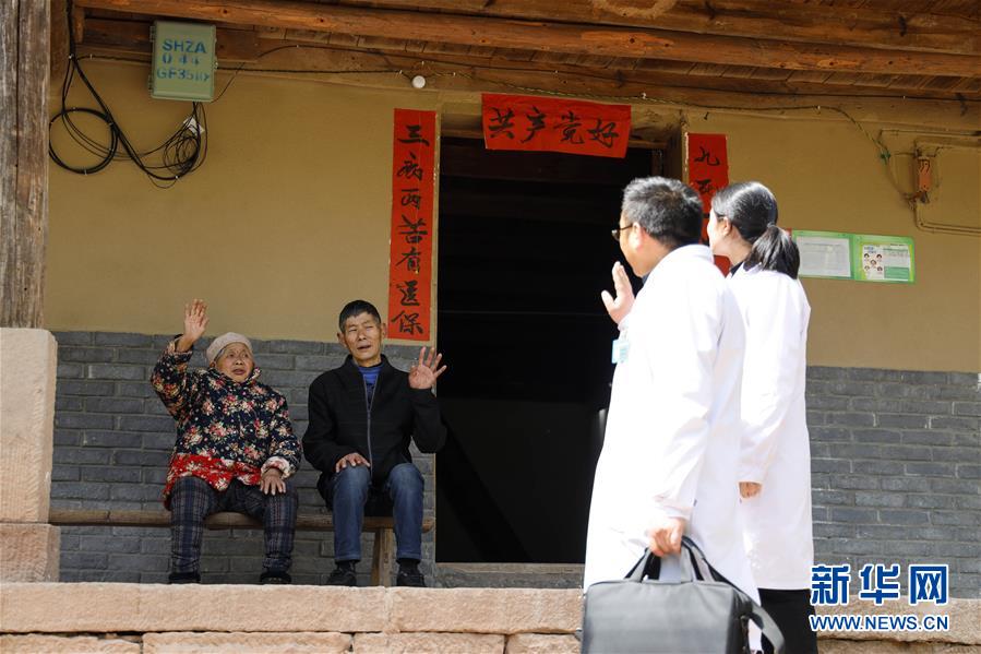 （新華全媒頭條&middot;圖文互動）（1）為基層松綁減負　促干部擔當作為&mdash;&mdash;以習(xí)近平同志為核心的黨中央推進&ldquo;基層減負年&rdquo;工作綜述