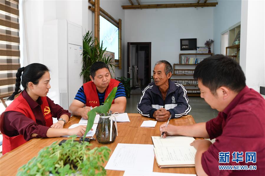 （新華全媒頭條&middot;圖文互動）（6）為基層松綁減負　促干部擔當作為&mdash;&mdash;以習(xí)近平同志為核心的黨中央推進&ldquo;基層減負年&rdquo;工作綜述