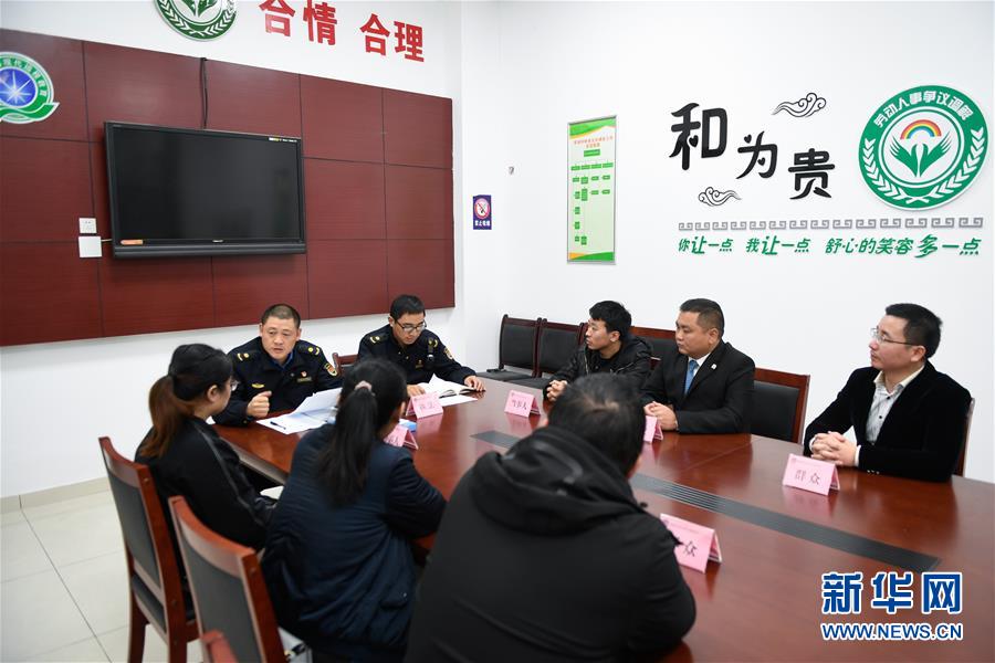 （新華全媒頭條&middot;圖文互動）（10）為基層松綁減負　促干部擔當作為&mdash;&mdash;以習(xí)近平同志為核心的黨中央推進&ldquo;基層減負年&rdquo;工作綜述