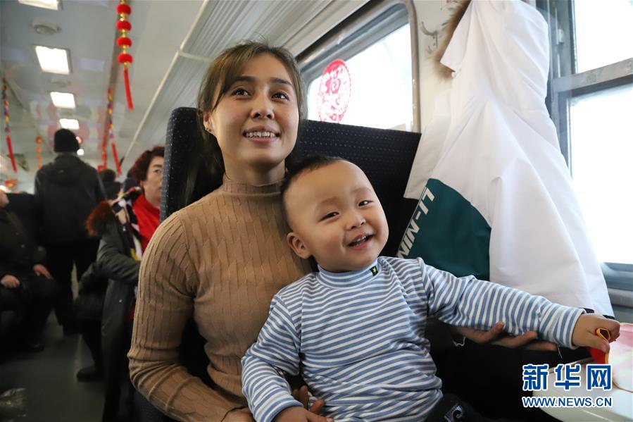 （新春走基層&middot;圖文互動(dòng)）（3）小康路上，與&ldquo;小慢車&rdquo;同行&mdash;&mdash;長(zhǎng)白山區(qū)綠皮火車二三事