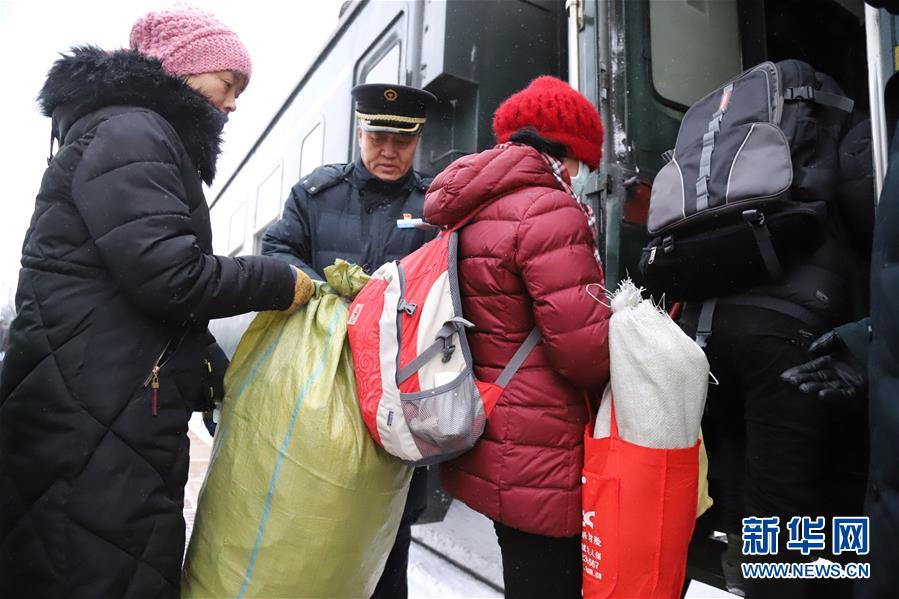 （新春走基層&middot;圖文互動(dòng)）（4）小康路上，與&ldquo;小慢車&rdquo;同行&mdash;&mdash;長(zhǎng)白山區(qū)綠皮火車二三事