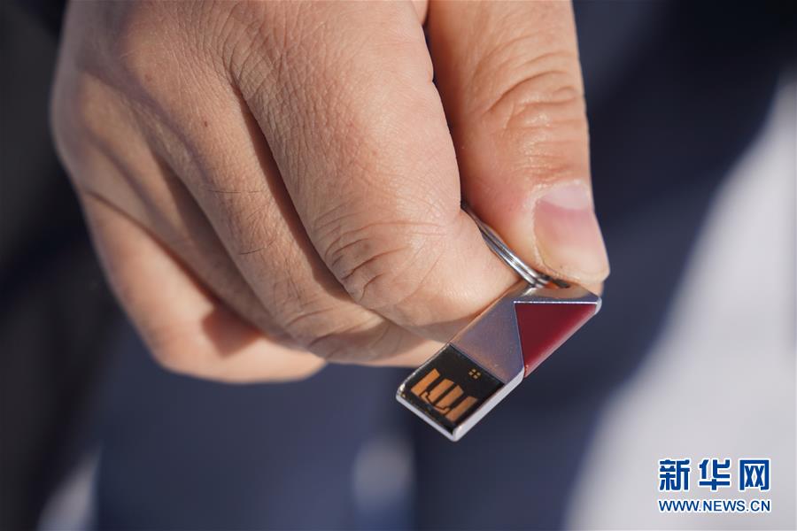 (新春走基層·圖文互動(dòng))(6)小鎮(zhèn)里的“U盤書記”