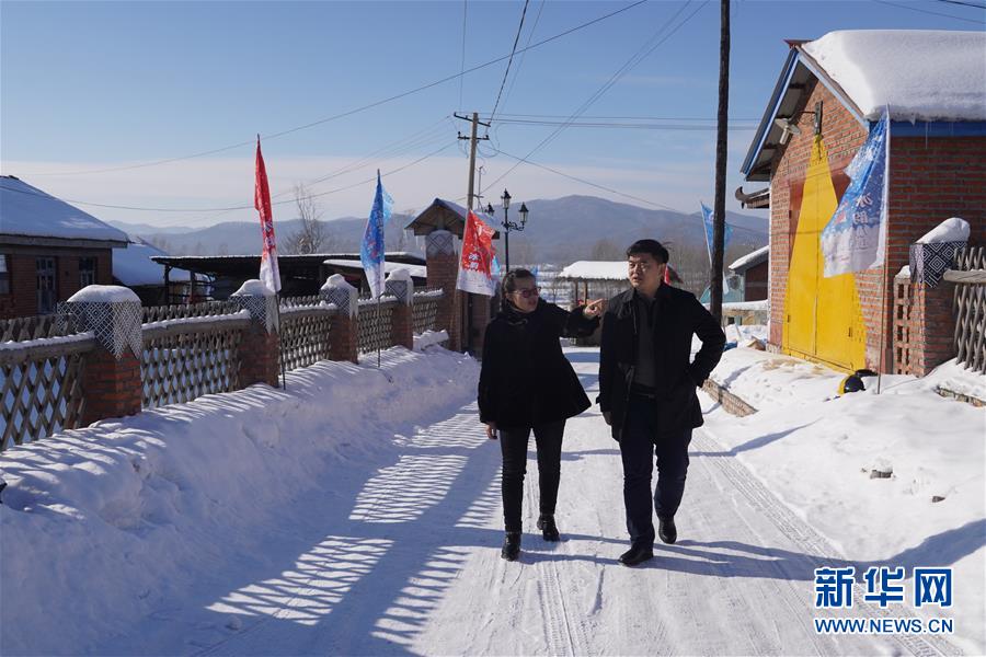 (新春走基層·圖文互動(dòng))(4)小鎮(zhèn)里的“U盤書記”