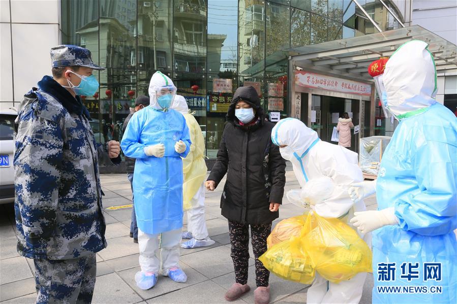 （新華全媒頭條&middot;圖文互動(dòng)）（1）黨旗，高高飄揚(yáng)在防控疫情斗爭第一線&mdash;&mdash;各級(jí)黨組織和廣大黨員干部投身疫情防控阻擊戰(zhàn)紀(jì)實(shí)