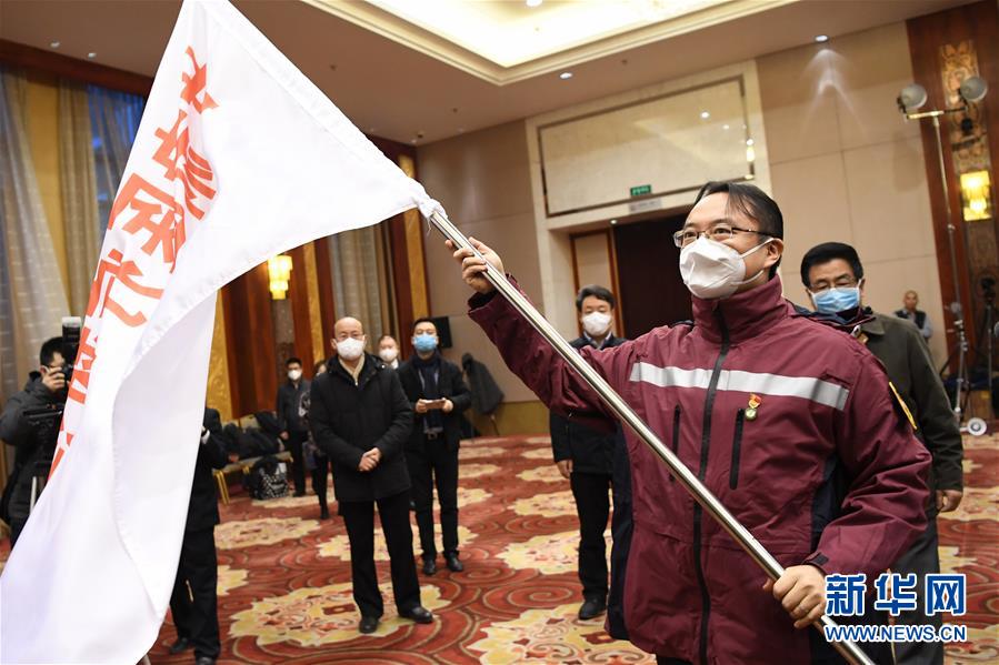 （新華全媒頭條&middot;圖文互動(dòng)）（3）黨旗，高高飄揚(yáng)在防控疫情斗爭第一線&mdash;&mdash;各級(jí)黨組織和廣大黨員干部投身疫情防控阻擊戰(zhàn)紀(jì)實(shí)