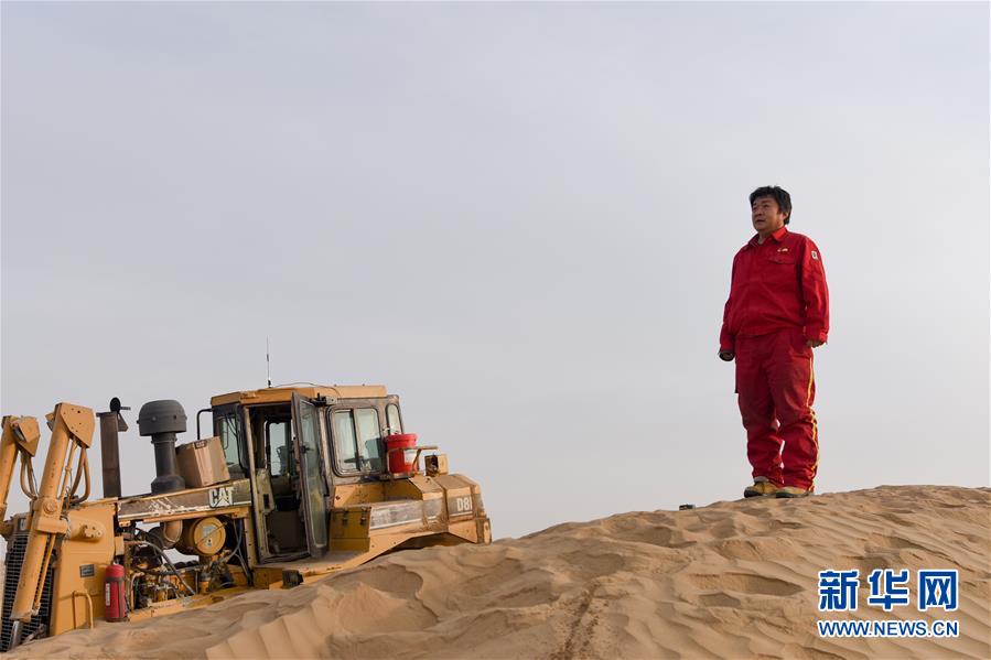 （新春走基層&middot;圖文互動(dòng)）（1）特寫：與車為伴，獨(dú)行沙海