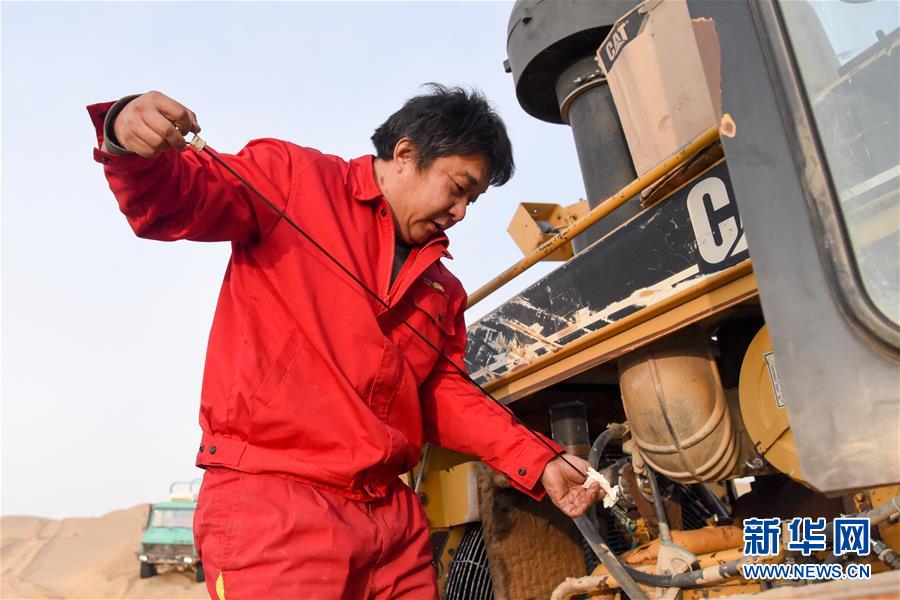 （新春走基層&middot;圖文互動(dòng)）（4）特寫：與車為伴，獨(dú)行沙海