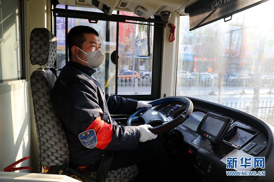 （聚焦疫情防控&middot;圖文互動(dòng)）（1）疫情下的公交司機(jī)：只要有一名乘客，我們也要堅(jiān)守！